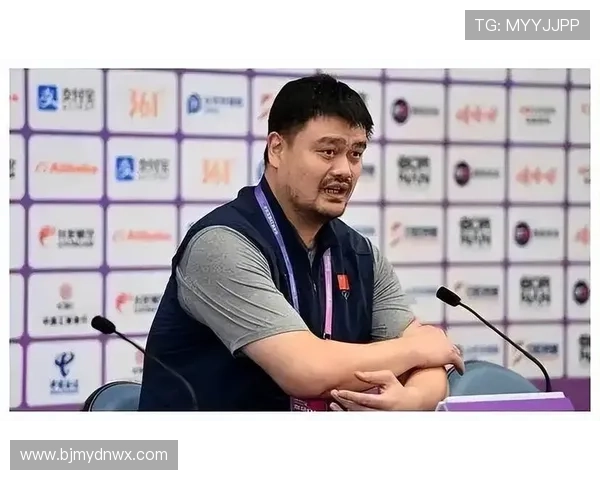 教练与姚明深情拥抱展现篮球精神与团队力量的感人瞬间
